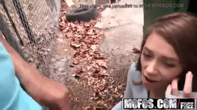 בחורה צעירה וחרמנית אש בסקס ברחוב - 8 דקות