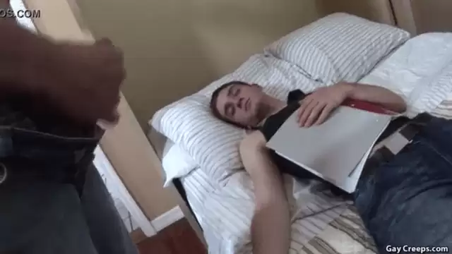 חרמן עושה ביד על חבר שלו שישן - 5 דקות