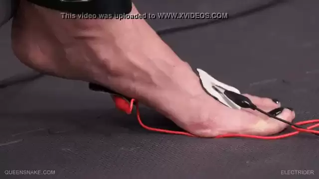 חרמנית עוברת התעללות עם חשמל ודקירות - 1 דקות