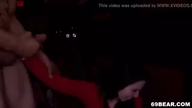 חשפן מחופש לדוב נותן לכל החברות שלה למצוץ - 4 דקות