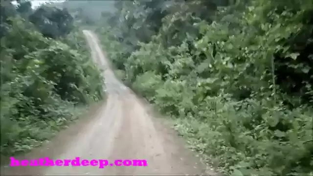 אסייתית משתינה ליד סוס בטבע - 6 דקות