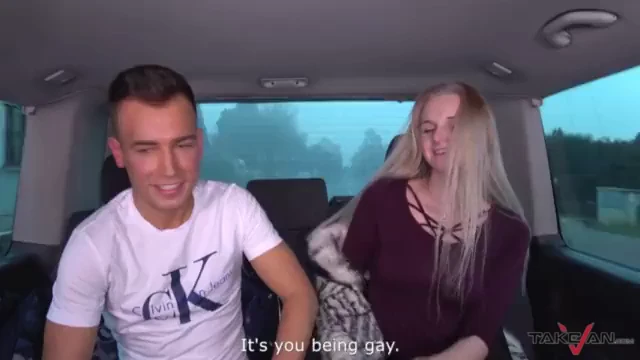 בלונדי פספסה רכבת וקבל עזרה מזר בטנדר שבו דפקו חזק - 24 דקות