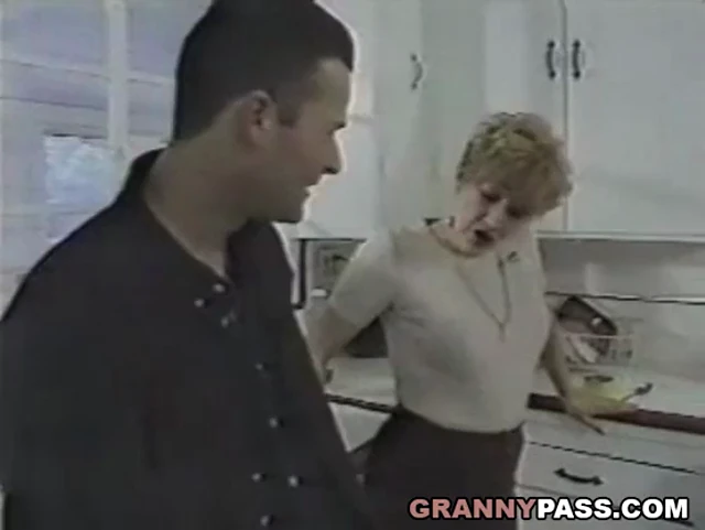 סבתא חרמנית מוצצת במטבח כמו מטורפת - 7 דקות