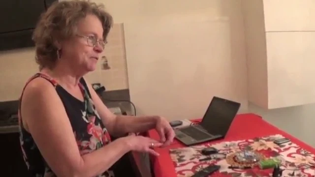 אליסיה הדודה האיטלקית בסקס עם הבחור הצעיר - 10 דקות