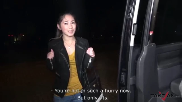 בייב אסיאתי מתנוסס על המושב האחורי ומיושן - 12 דקות