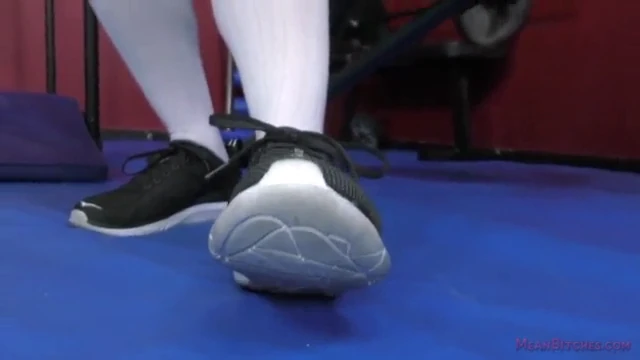 מאמנת כושר שחומה וסקסית מדגימה תרגילים - 13 דקות