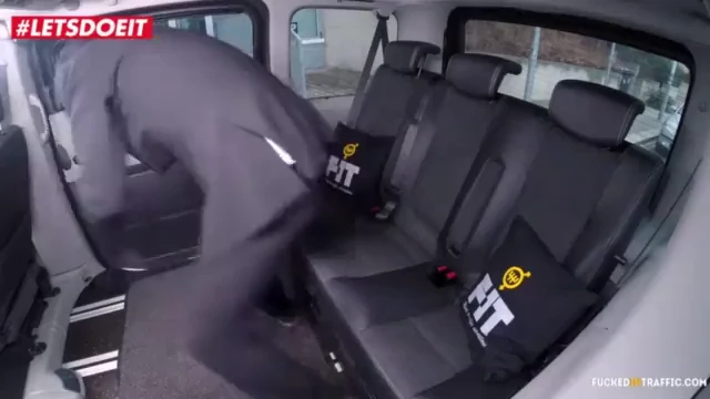 ליז עולה על רכב ההסעות VIP ומקבלת שירות VIP - 10 דקות