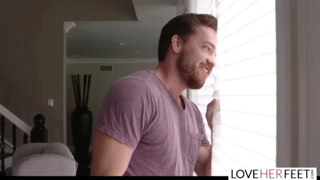 LoveHerFeet – ויקי צ'ייס הסקסית מציצות את רגליה הקטנות ומזינות - 13 דקות