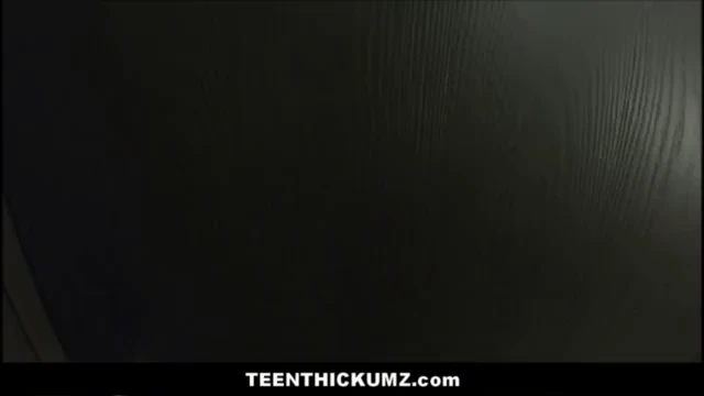 חובבן Juicy Ass Teen Violet Rain נזיין על ידי זר בזמן שהחבר הכי טוב מקליט בחדר המלון - 8 דקות