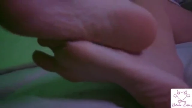 נטלי קורטז מראה את רגליה הקטנות ועושה עבודת רגליים - 8 דקות