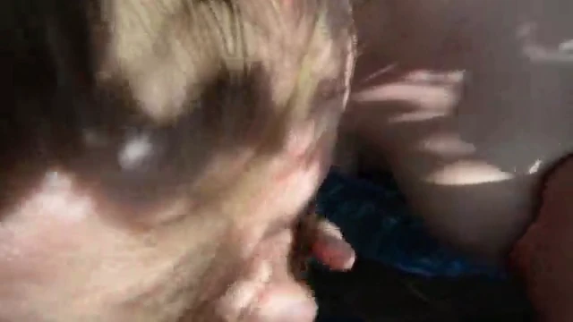 איזה פיקניק! הרוסיה החמודה אוכלת את כל הנקנקיה - 10 דקות