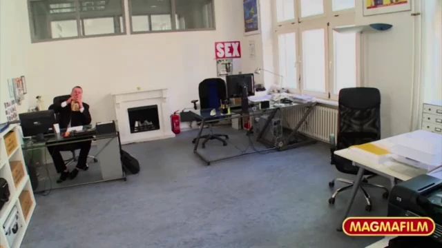 מזכירה גרמניה אוהבת להיות זונה בעבודה - 12 דקות