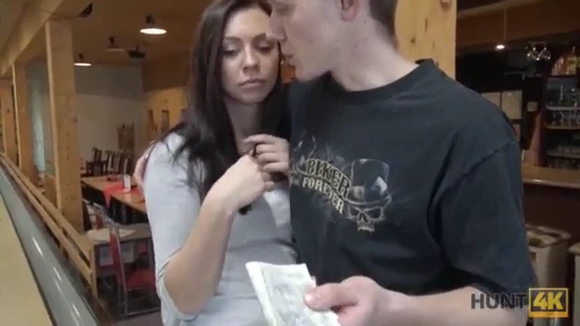 HUNT4K. משחק באולינג משעמם אבל סקס עם חמודה מתבגרת יכול לעודד - 10 דקות