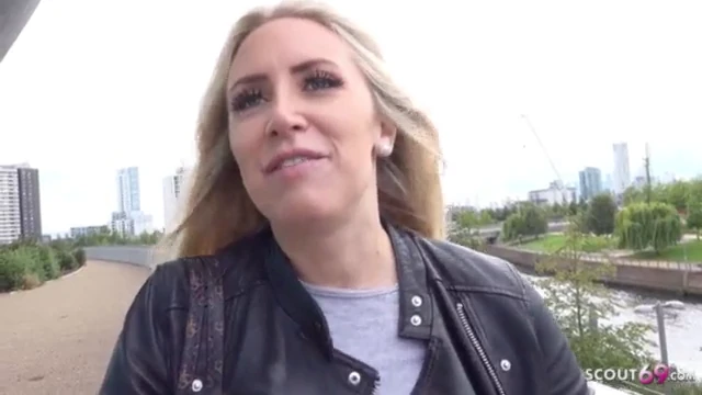 צופית גרמנית – תחת גדול וציצים מילף קארלי איסוף וזיון גס ברחוב - 12 דקות