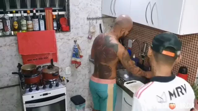 החרמן מגיע למטבח כדי להחדיר בו - 10 דקות