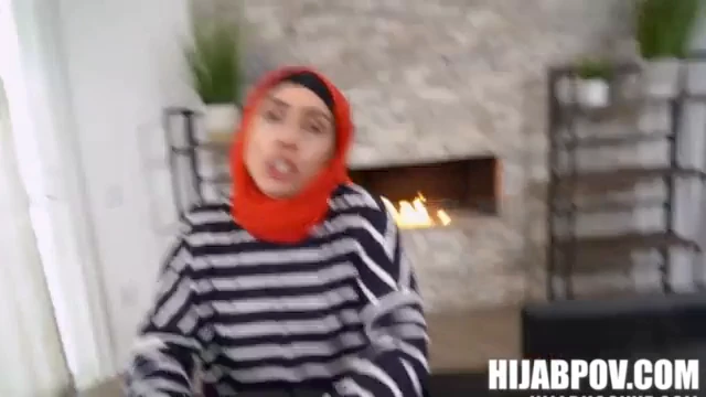 אמא חורגת עם חיג'אב לומדת איך להנות - 8 דקות