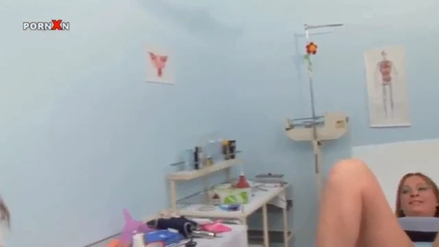 כלבות כועסות ומתעללות בזקן - 11 דקות