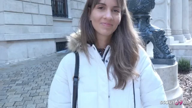 נערה רזה עם רגליים ארוכות, לילי צ'רמל | פיקאפ וזיון ליהוק קשוח – צופה גרמני - 15 דקות