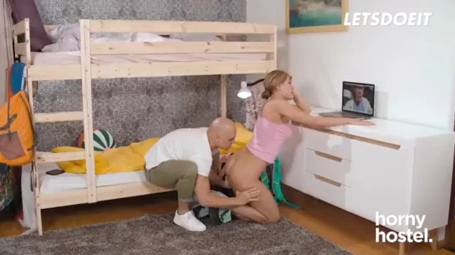קיטנה לורה מקבלת זיין בזמן שיחה עם הרופא שלה – אכסניה חרמנית - 15 דקות